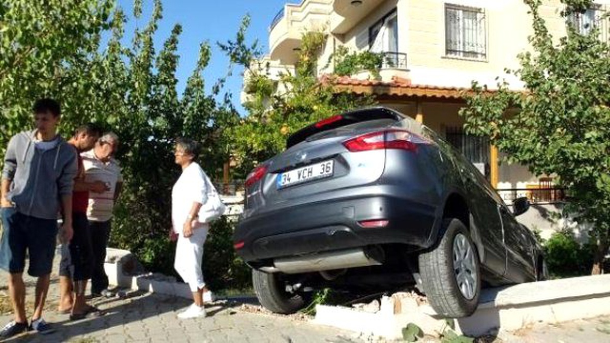 Savrulan Otomobil Duvarı Yıkıp Evin Bahçesine Girdi