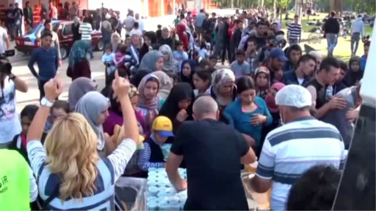 Sığınmacıların Bekleyişi Sürüyor - Yemek Dağıtımı