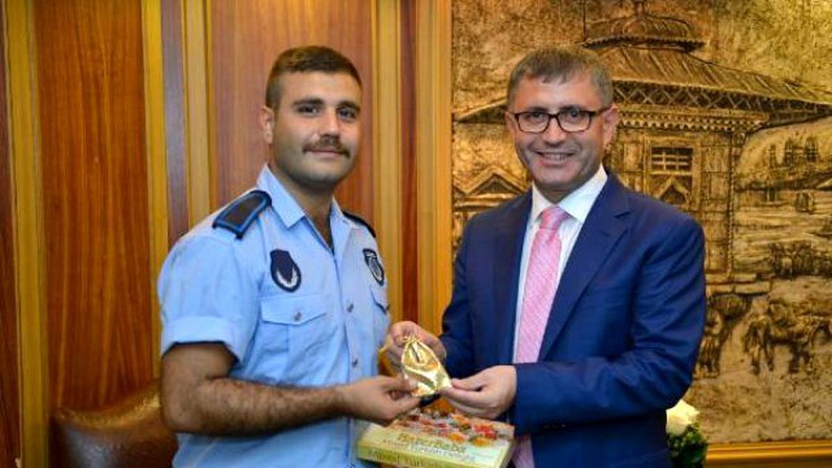 Soyguncuyu Yakalayan Zabıtaya Belediye Başkanı Bir Kese Altın Verdi