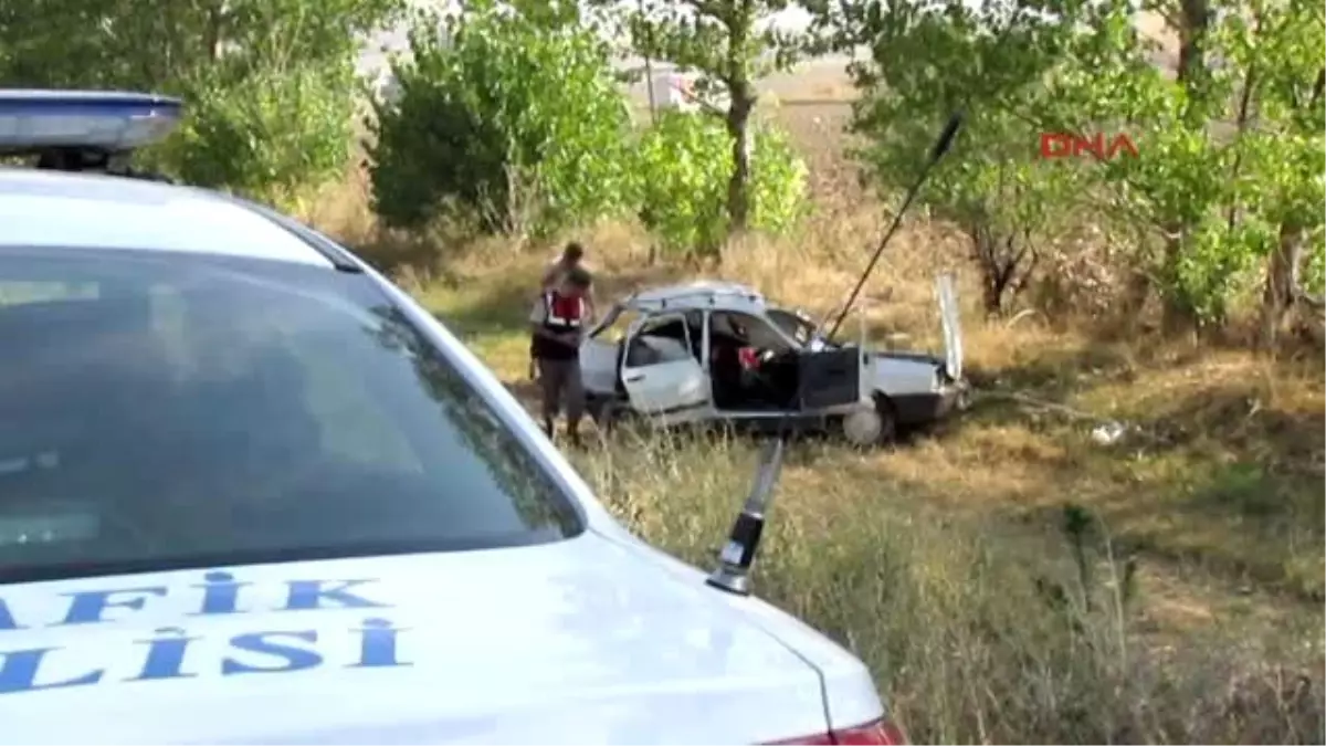 Afyon - 14 Yaşındaki Sürücünün Kullandığı Kamyon Otomobile Çarptı: 3 Yaralı