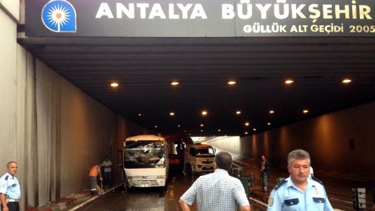 Antalya\'da Alt Geçitte Zincirleme Trafik Kazası: 1 Ölü, 7 Yaralı