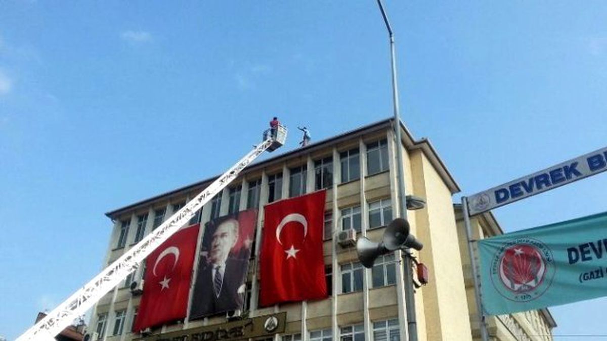Belediye Çatısına Çıkarak İntihar Etmek İstedi