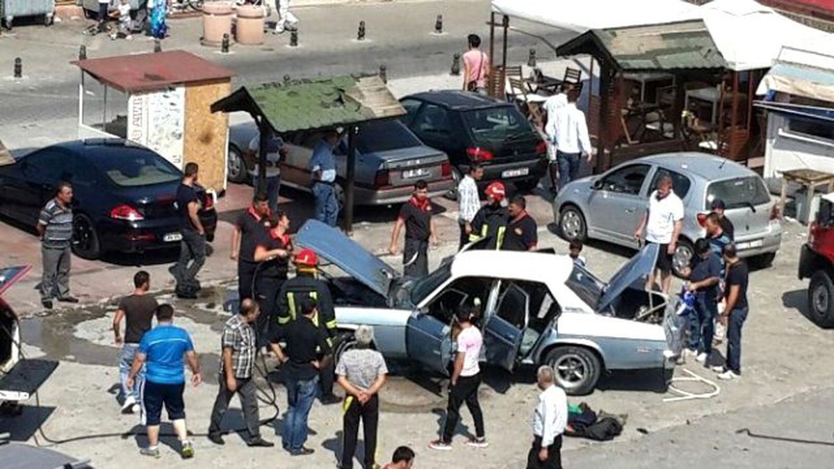 Çanakkale\'de Otoparkta Bulunan Araç Alev Aldı