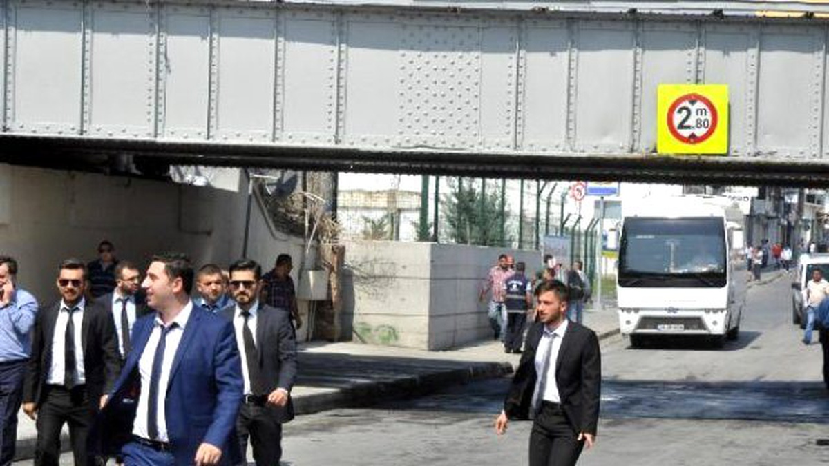 Ek- Üst Geçide Çarpan İett Otobüsünde Patlama