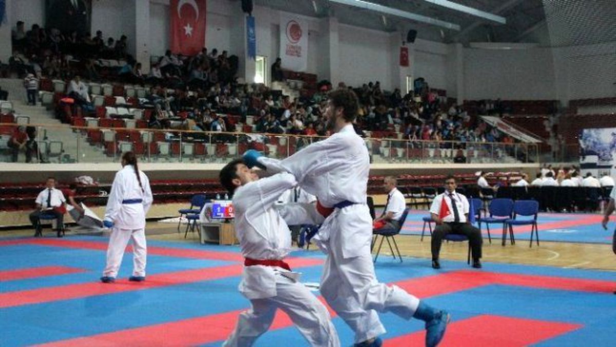 Endonezya\'da Yapılacak Dünya Şampiyonası İçin Yalova\'da 200 Karateci Tatamiye Çıktı