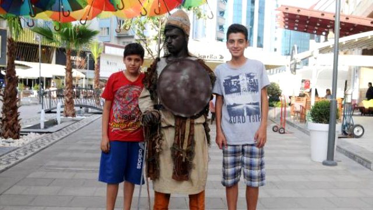 Gaziantep\'te Sanatçılardan \'Canlı Heykel\' Performansı