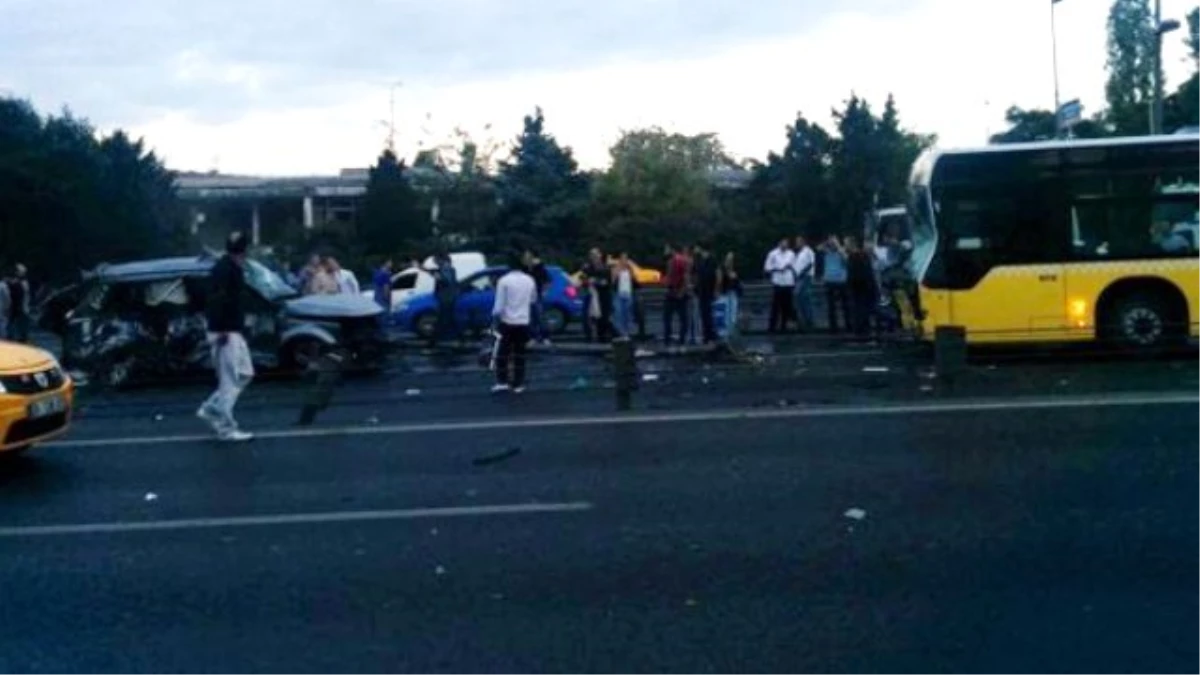 İstanbul\'da Metrobüs Kazası: 1\'i Ağır 5 Yaralı