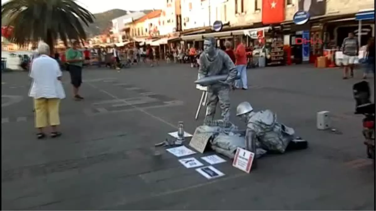 İzmir Canlı Heykelle Gazilere Saygı, Teröre Lanet