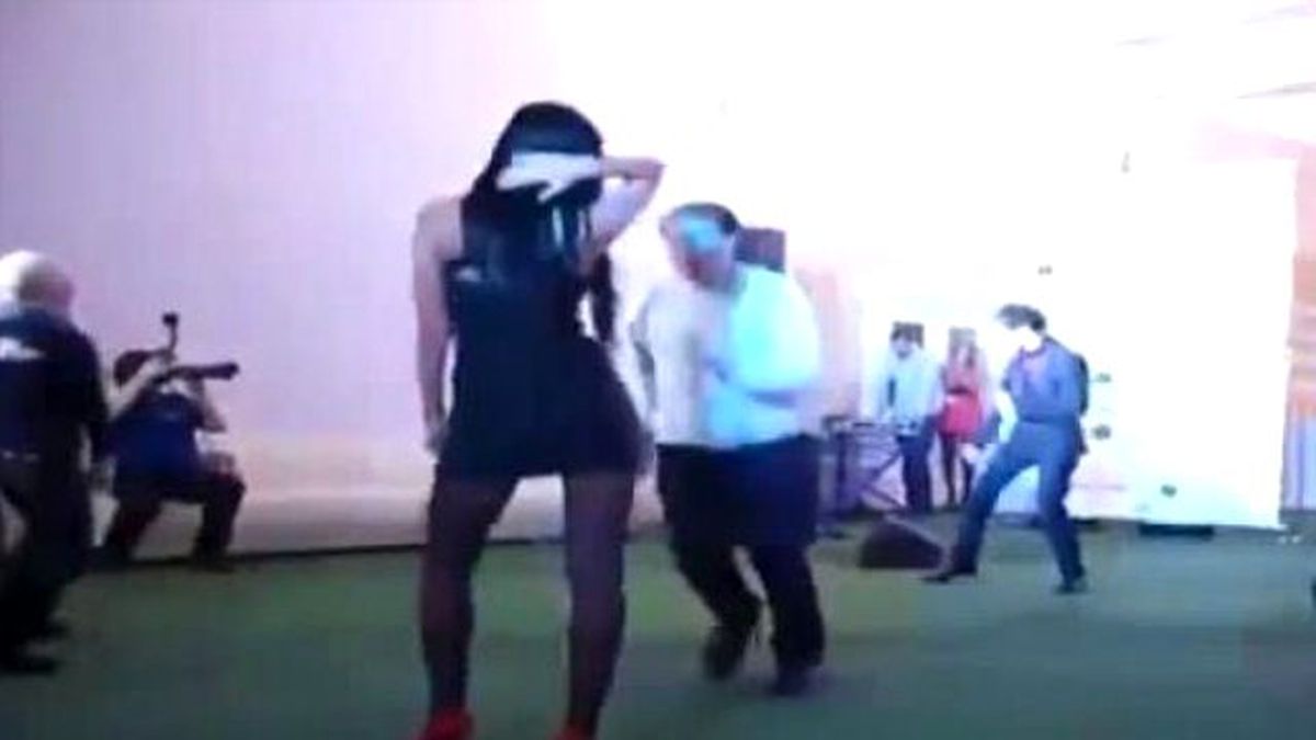 Karşısında Dans Eden Kızı Gören Adam Kendinden Geçti!