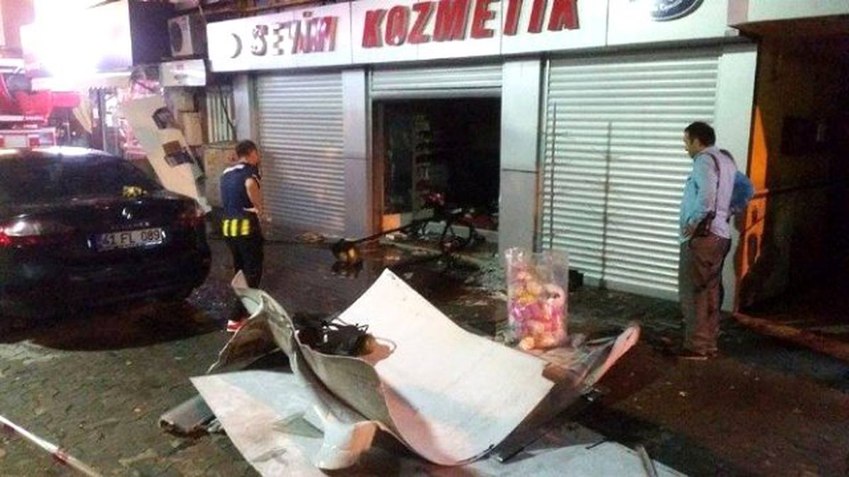 Kozmetik Dükkanı Yanarak Kül Oldu