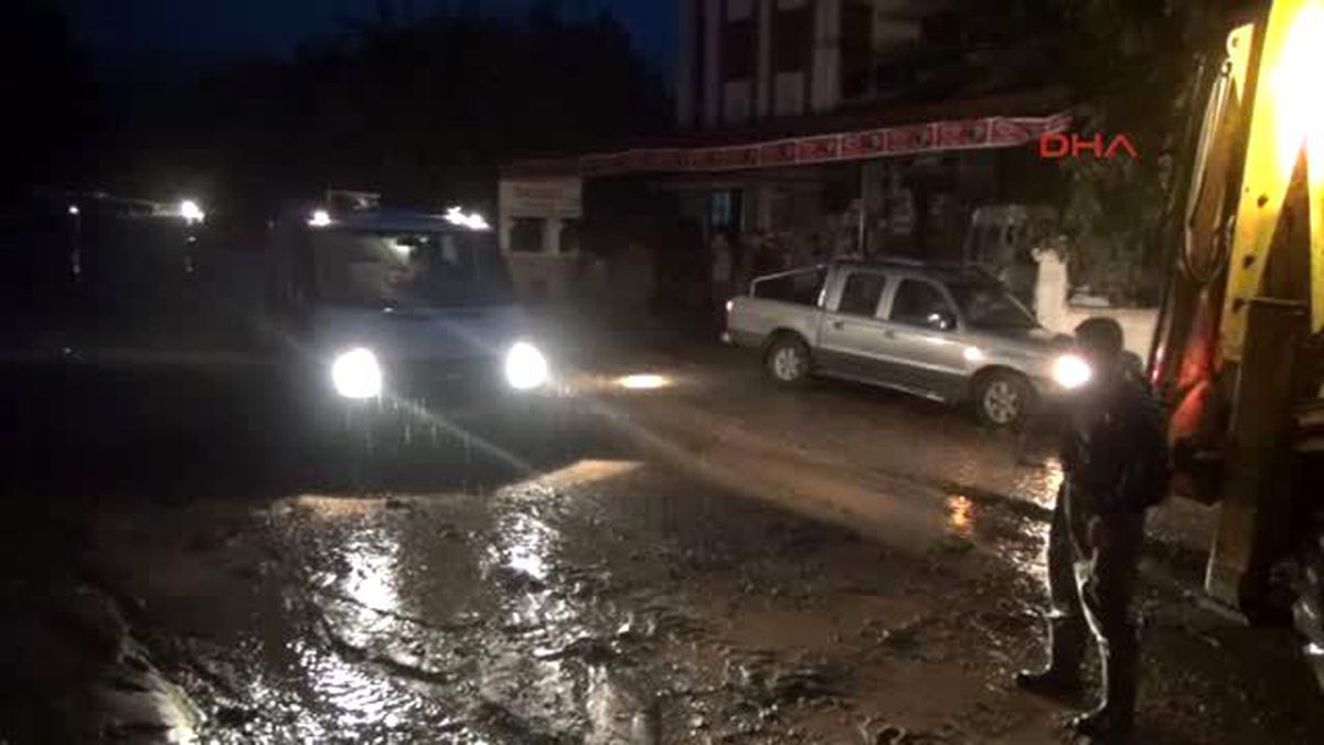 Manisa - Sarıgöl\'de Sağanak Yağış Etkili Oldu