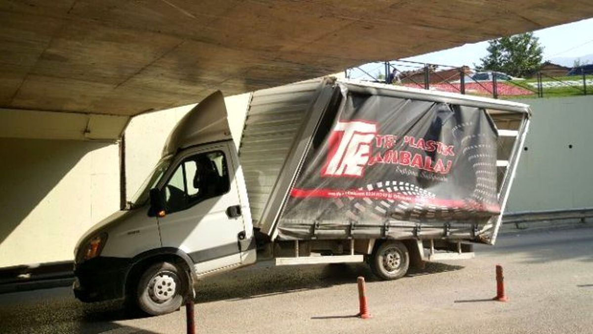 Emanet Kamyonetle Alt Geçitte Sıkıştı