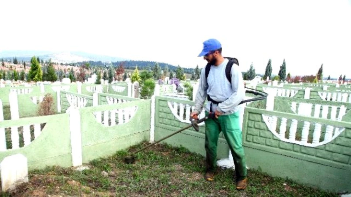 Sakarya\'daki Mezarlıklar Bayrama Hazırlanıyor