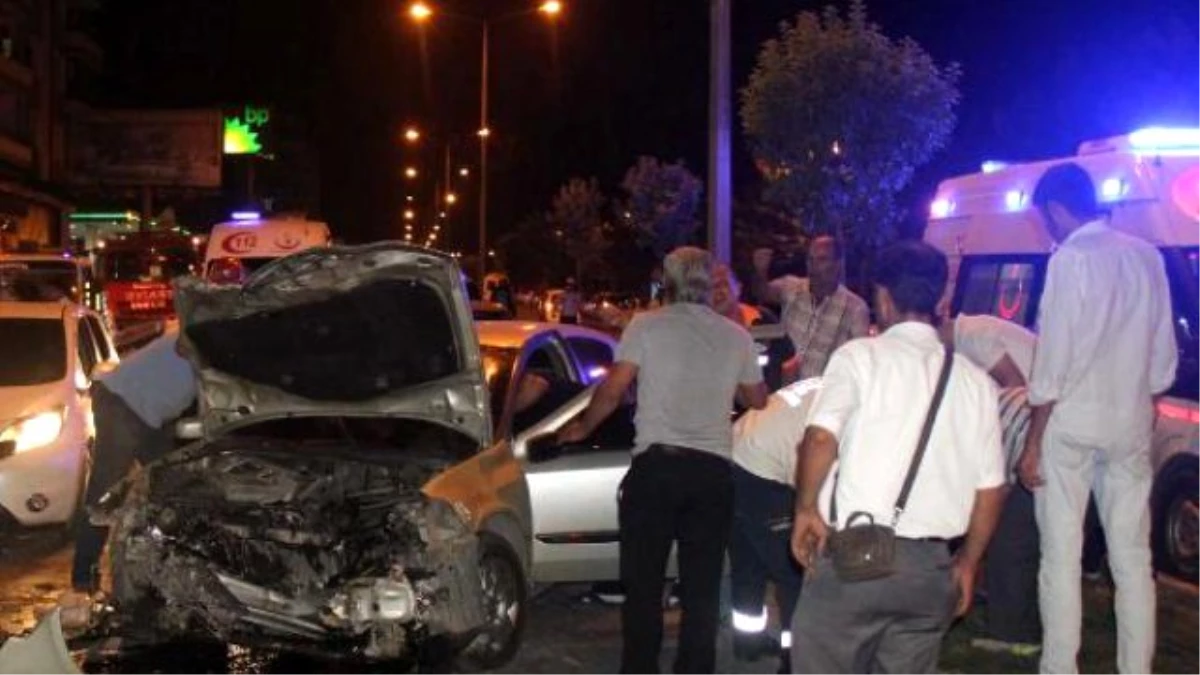 Şanlıurfa\'da 2 Otomobil Çarpıştı: 5 Yaralı