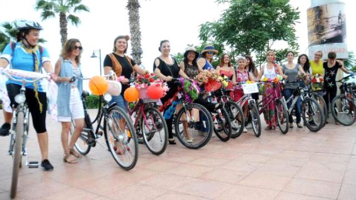 Süslü Kadınlar\' Antalya\'da Bisiklet Turu Yaptı