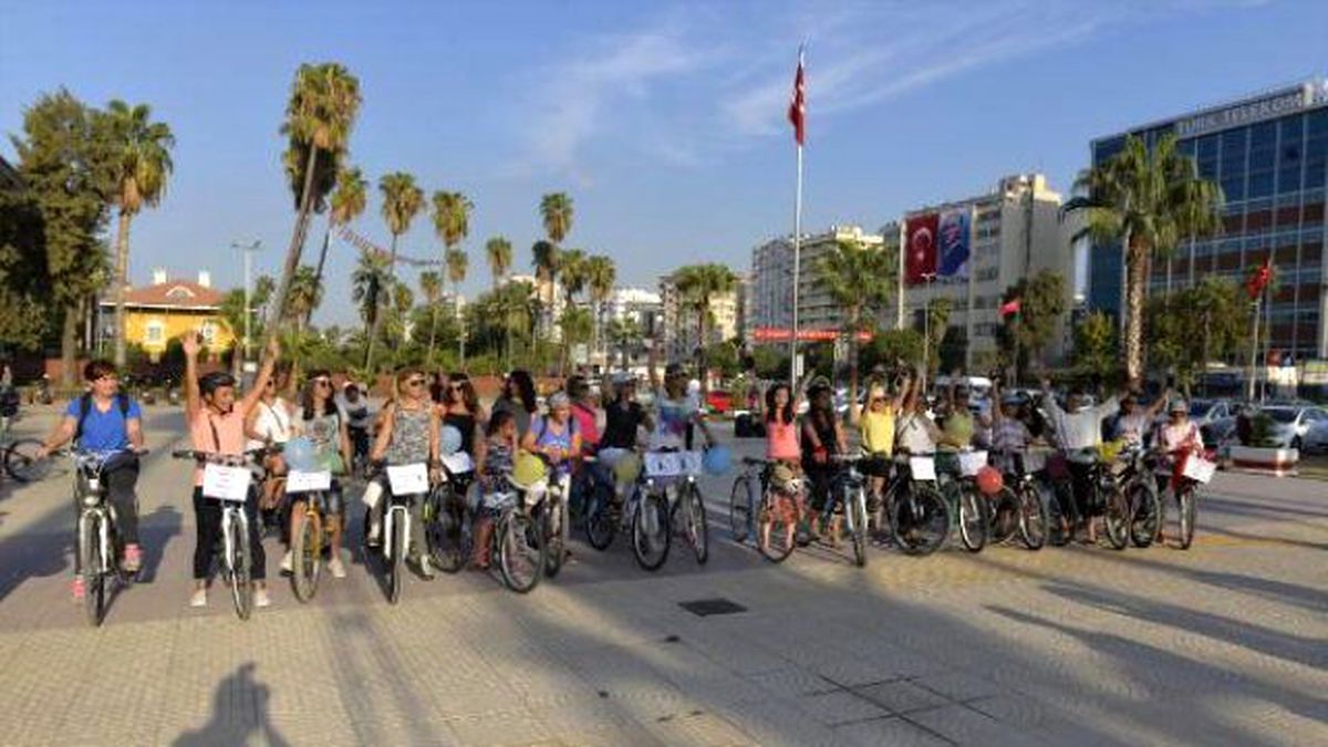 Süslü Kadınlar Bisiklet Sürdü