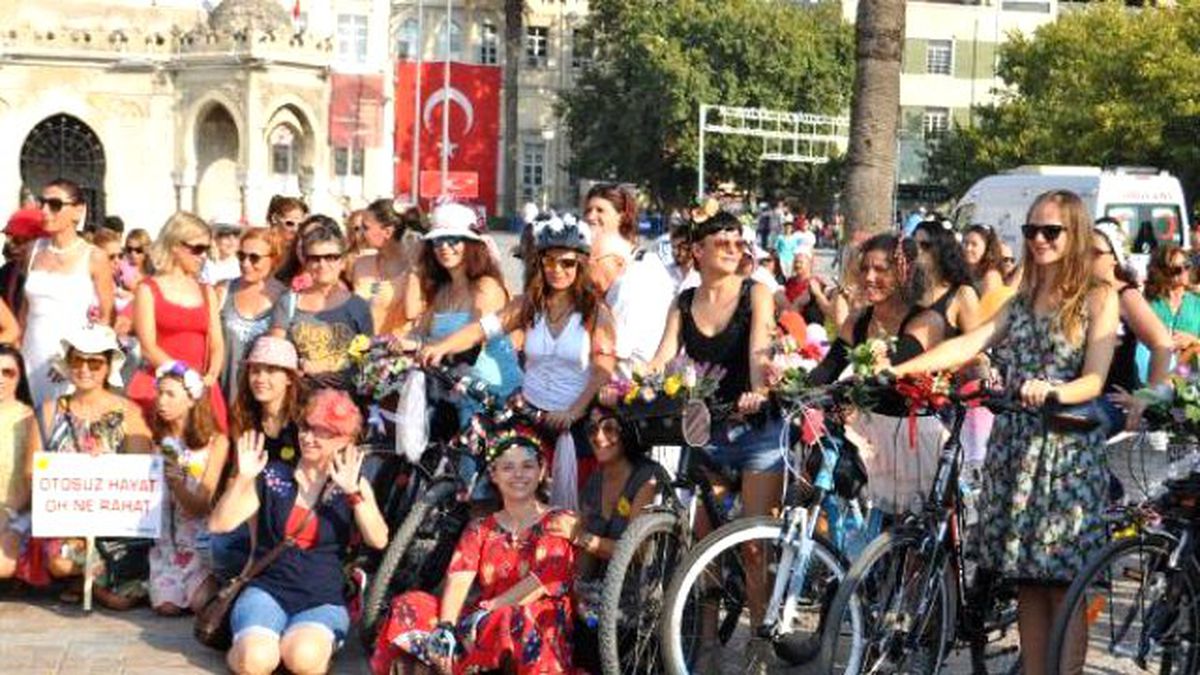 Süslü Kadınlardan Bisiklet Turu