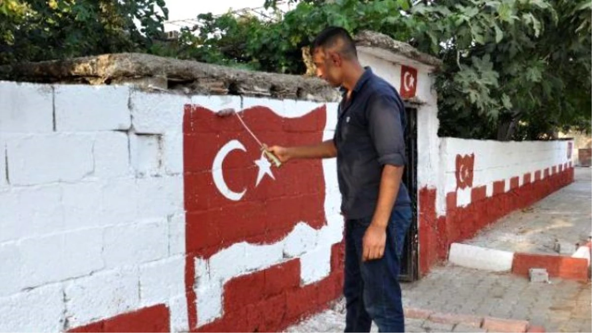 Teröre Tepki İçin Evinin Bahçesine Türk Bayrağı Çizdi
