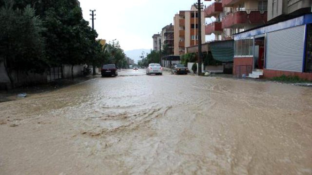 Yarım Saatlik Yağmur Yatağan\'ı Felç Etti