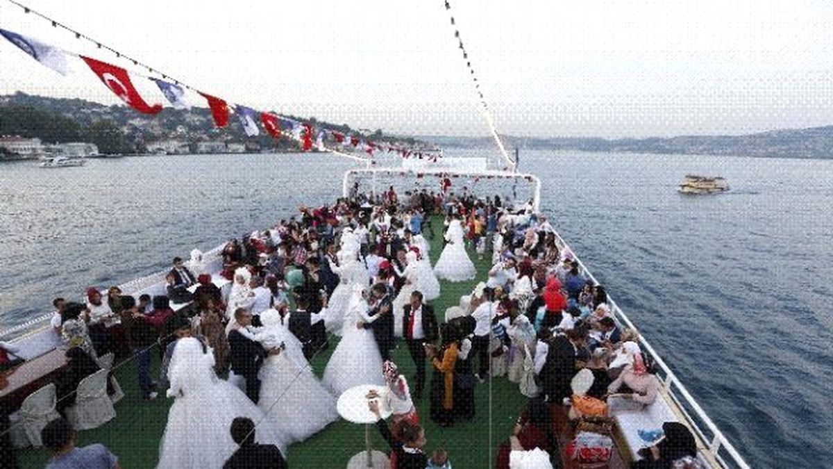 50 Çift Boğazın Mavi Sularında Dünya Evine Girdi