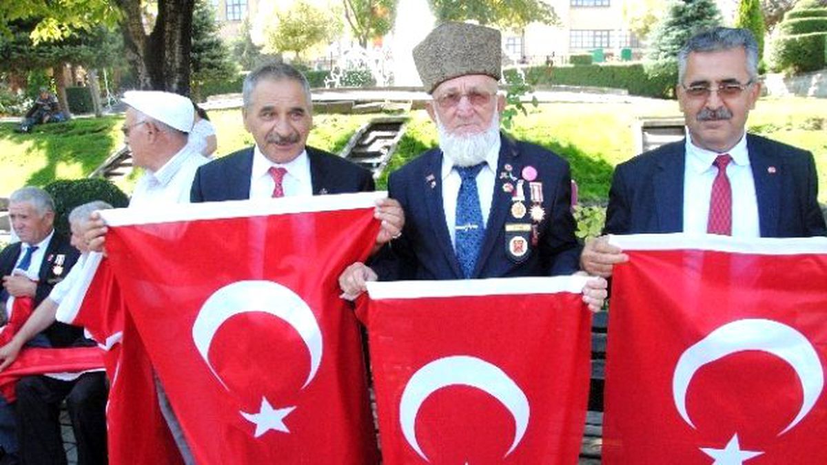 Afyonkarahisar\'da Muhtarlar Terör Olaylarını Protesto Etti