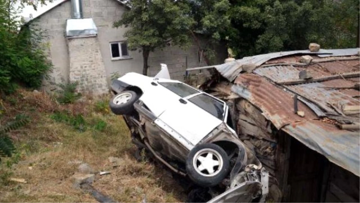 Andırın\'da Otomobil Şarampole Devrildi: 2 Yaralı