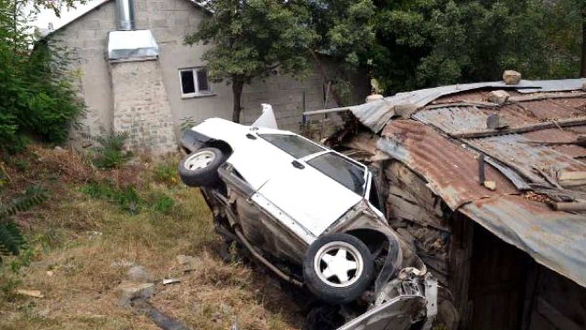 Andırın\'da Otomobil Şarampole Devrildi: 2 Yaralı