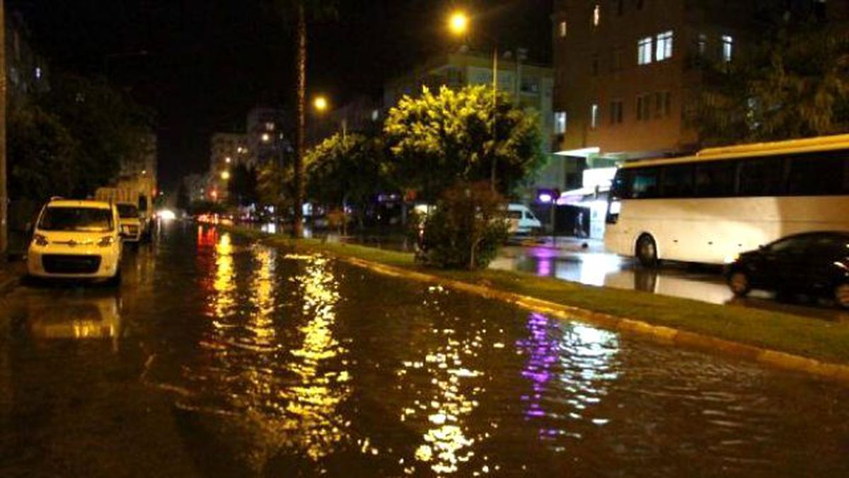 Antalya\'da Yağmur Sokakları Göle Çevirdi