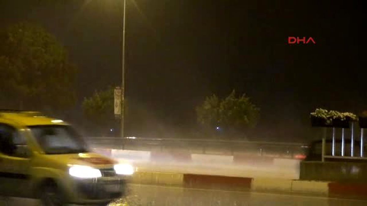 Antalya\'da Yağmur Sokakları Göle Çevirdi