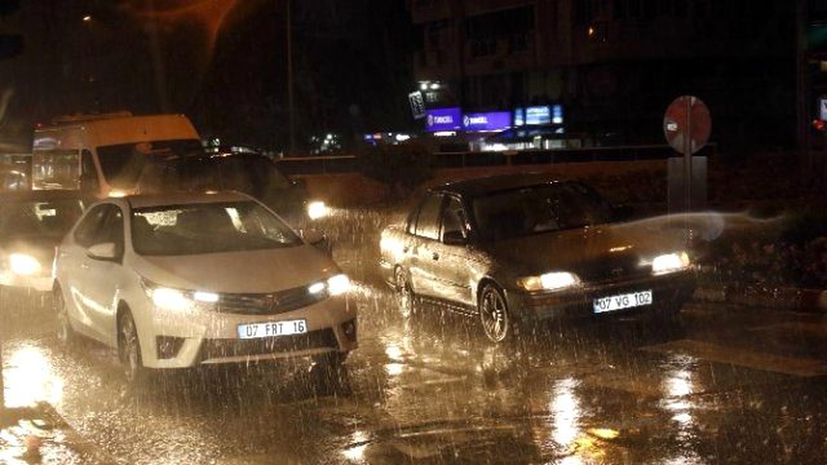 Antalyalılar Yağmura Hazırlıksız Yakalandı