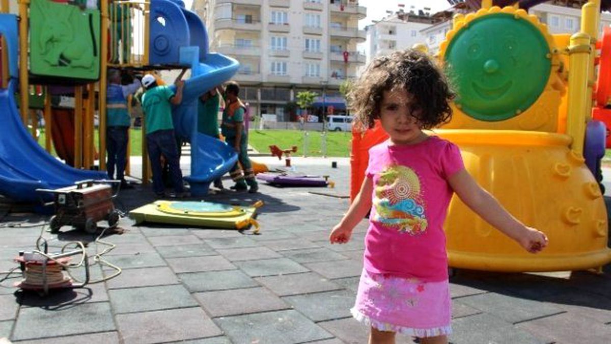 Arsa Sahibi Mahkemeyi Kazandı, Mahalleli Parkın Yıkılmasını Önlemek İçin Sokağa Döküldü