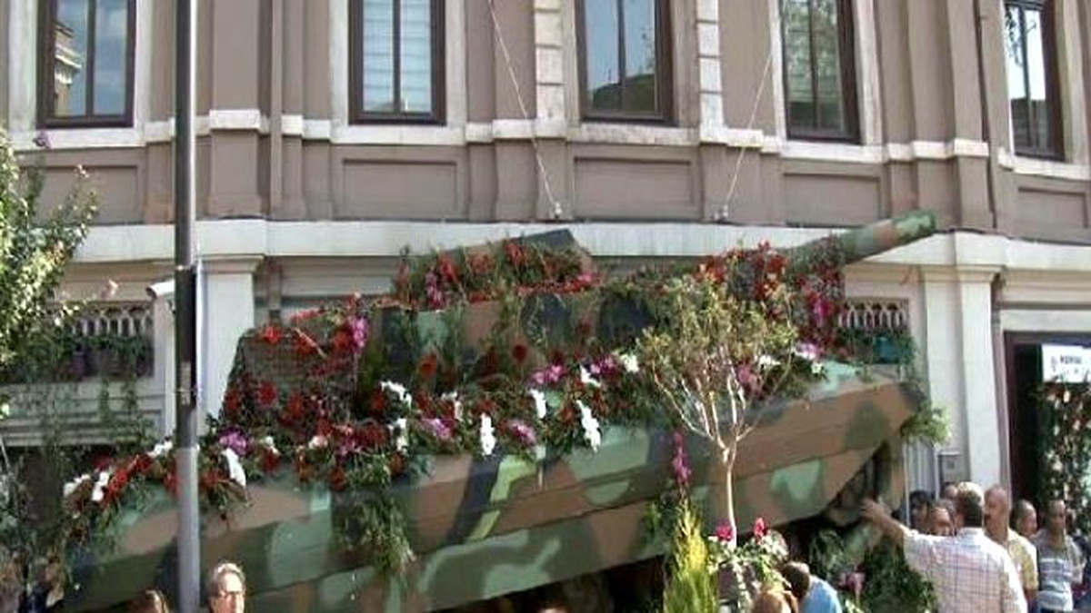 Barış" İçin Maket Uçak, Tank ve Füzeler Çiçeklerle Süslendi