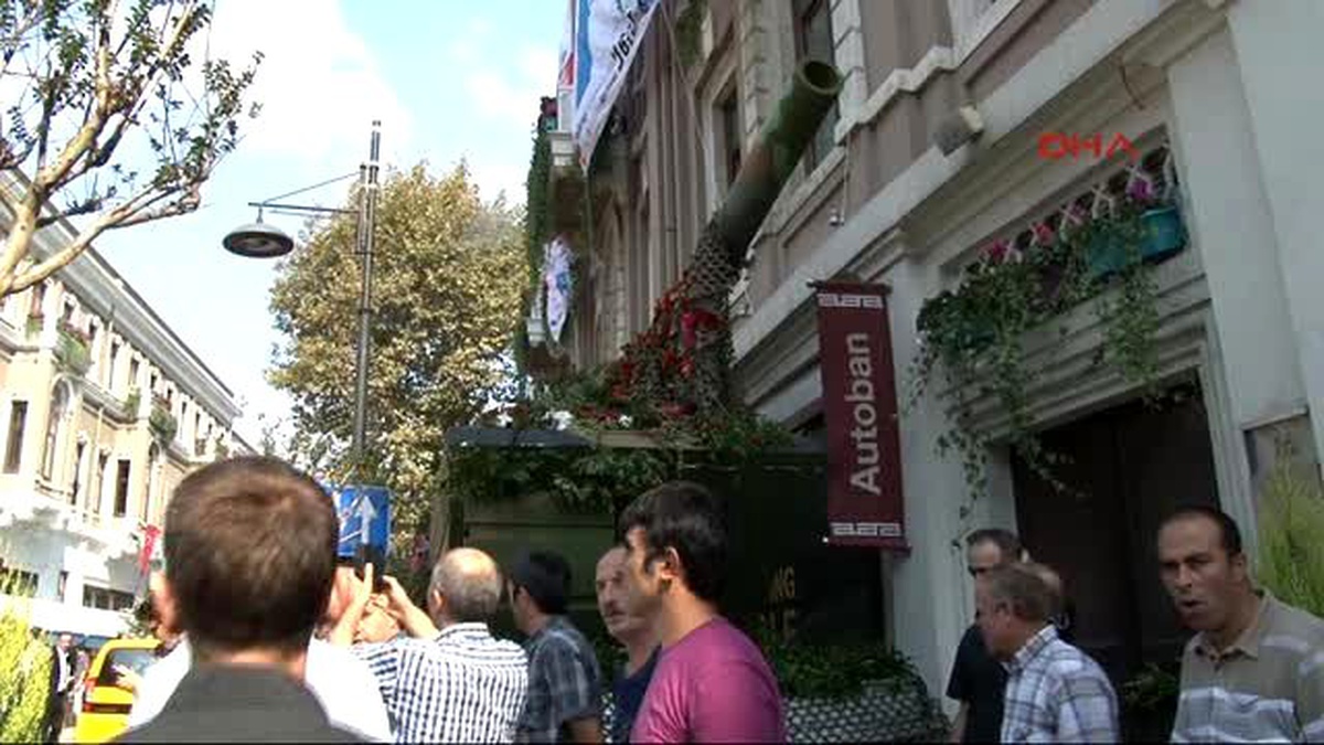Barış" İçin Maket Uçak, Tank ve Füzeler Çiçeklerle Süslendi