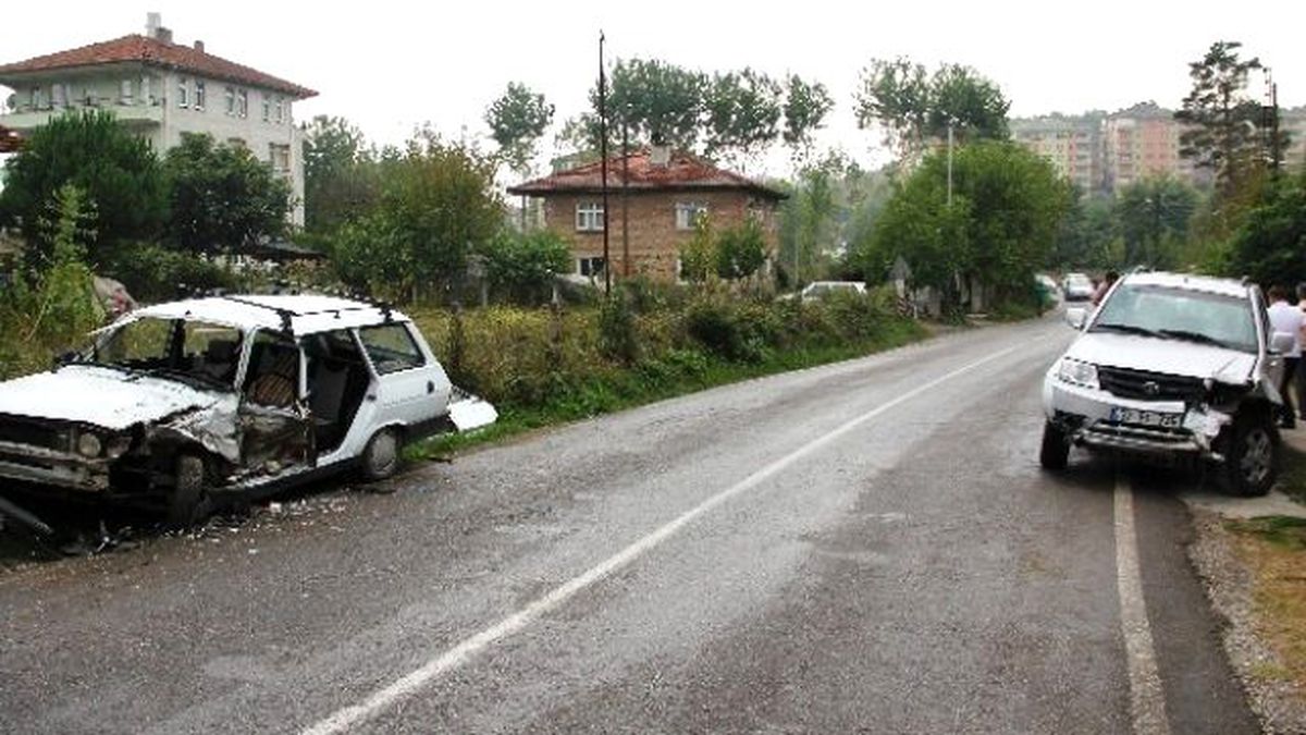 Bartın\'da Trafik Kazası: 2 Yaralı