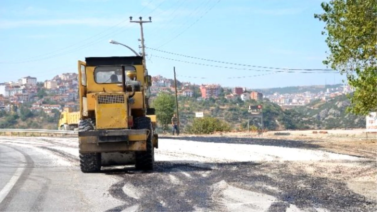 Bayram Öncesi Mezarlık Yolunda Asfaltlama Çalışması