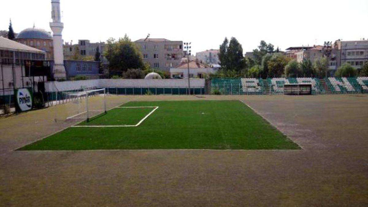 Bornova Stadı\'ndaki \'3 Santimlik Hata\' Nedeniyle Maçlar Başka Sahalara Alındı