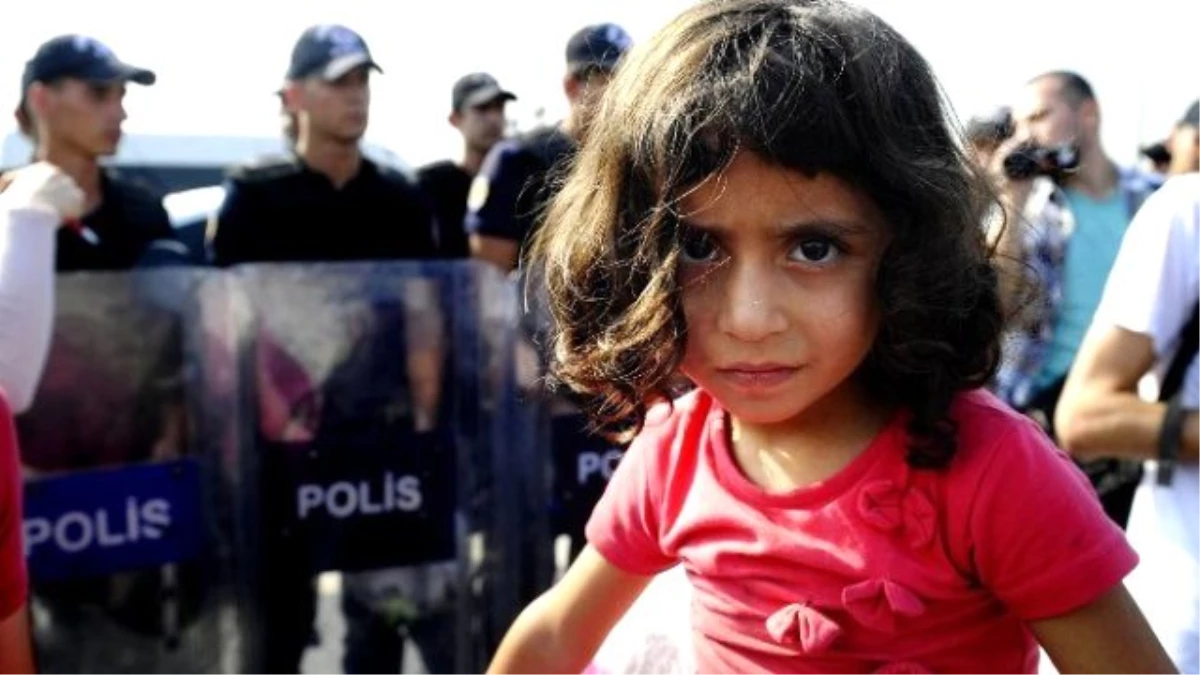Edirne\'ye Yürüyen Suriyeli Mültecilere Polis Engeli
