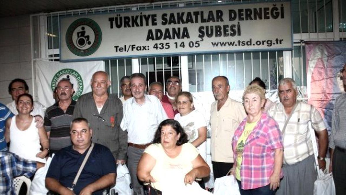 Engellilere Bayramlık Giysi Yardımı