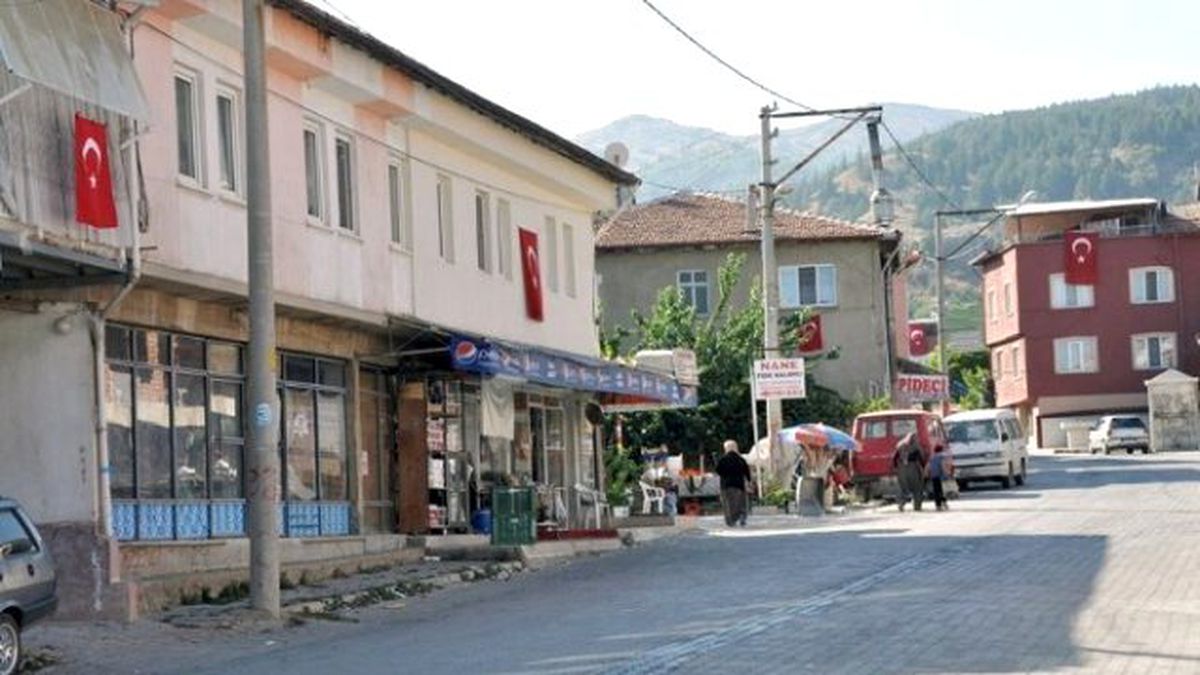 Erkmen de Terör Olaylarını Protesto Etmek İçin Her Eve Bayrak Asıldı