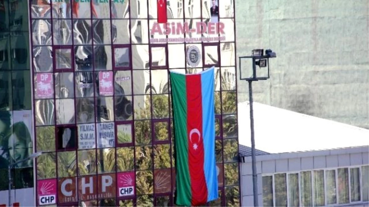 Ermenice Yazıya Bayraklı Protesto