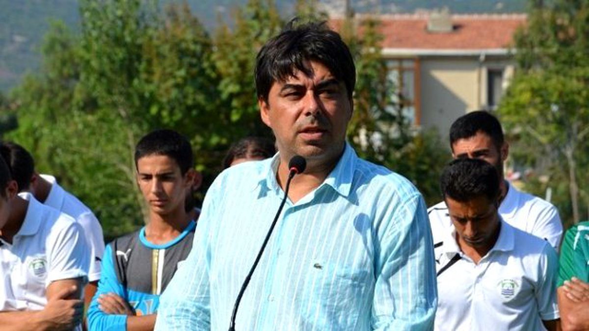 Foça Belediye Spor Sahaya İndi