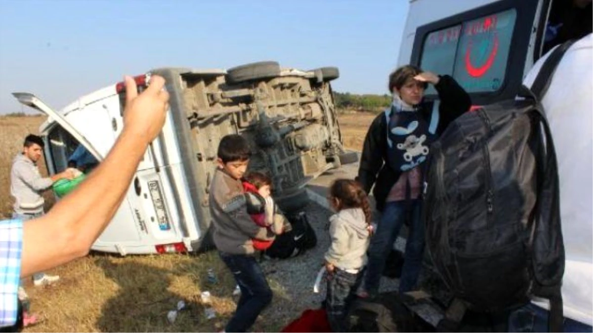 Geri Dönen Mültecileri Taşıyan Midibüs Takla Attı: 17 Yaralı