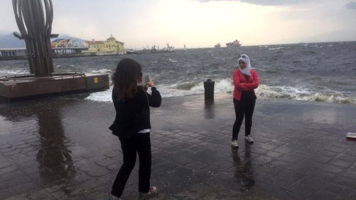 İzmir\'de Deniz Taştı