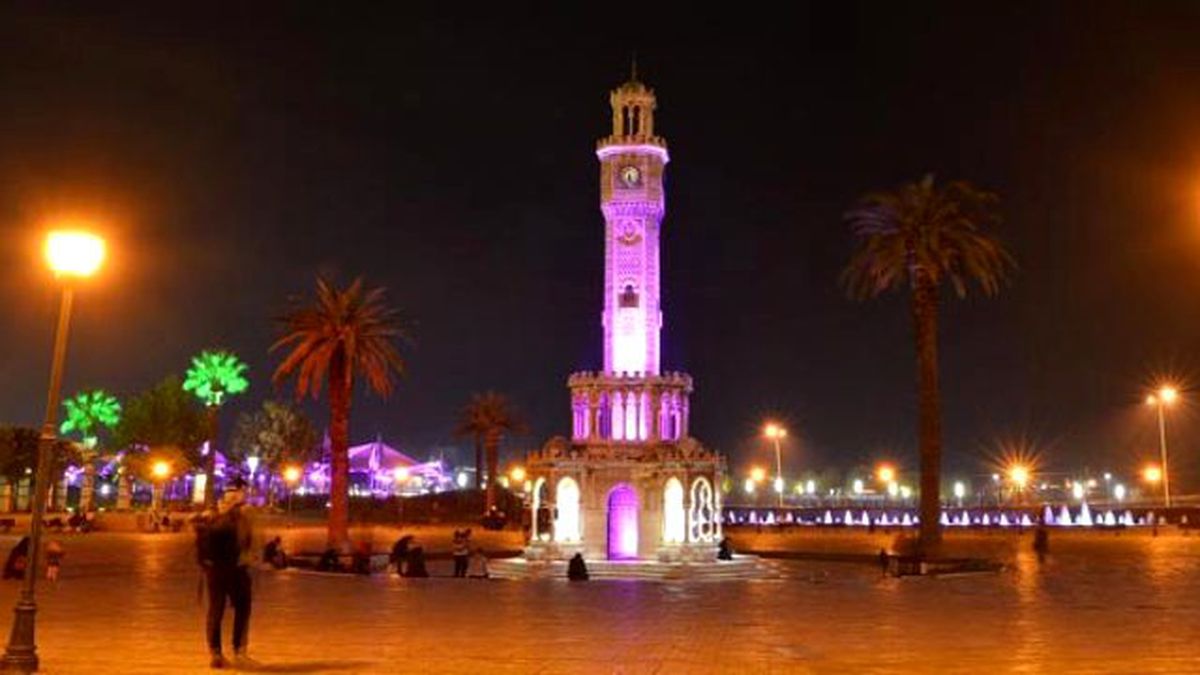 İzmir Saat Kulesi Mor Renkle Aydınlatıldı