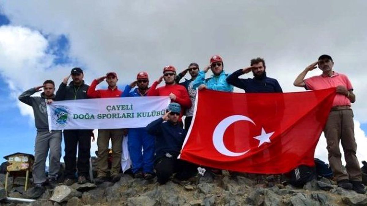 Kaçkar Dağı\'nın Zirvesinde Şehitler İçin Selam Durdular