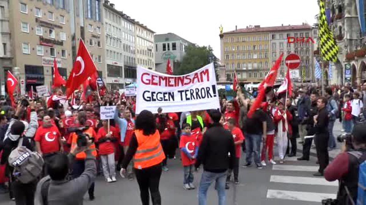 Münih\'te PKK\'ya Lanet Yağdı