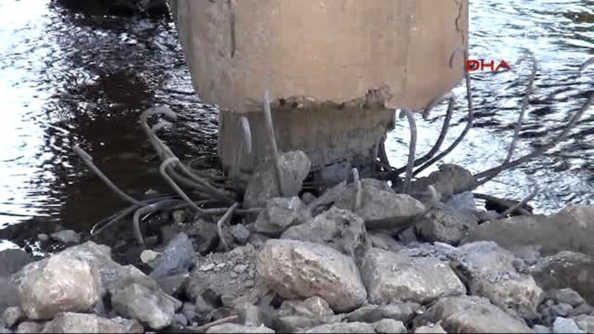 Nusaybin\'de PKK\' Lılar Köprüde Bomba Patlattı