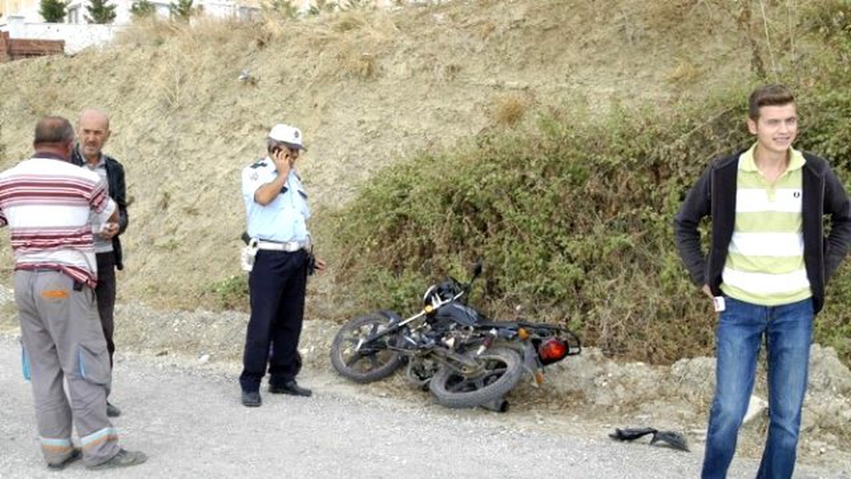 Otomobile Çarptı, Motosikleti Bırakıp Kaçtı