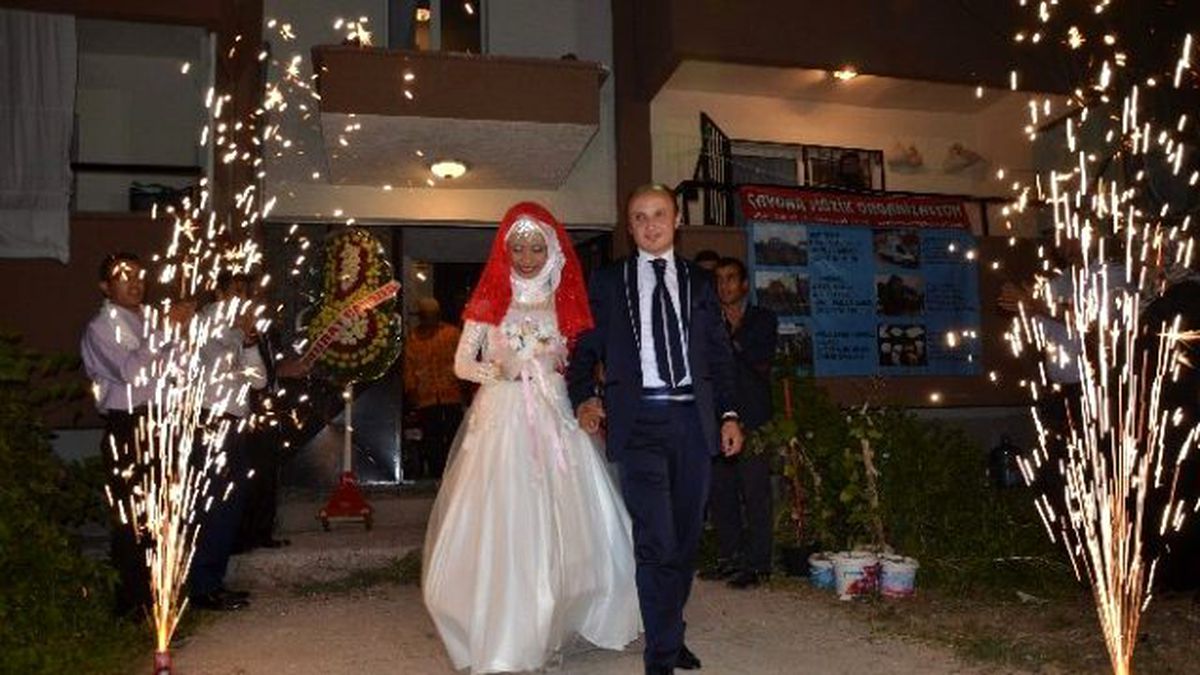 "Hello" ile Başlayan Aşk Kıtalar Arası Evliliğe Dönüştü