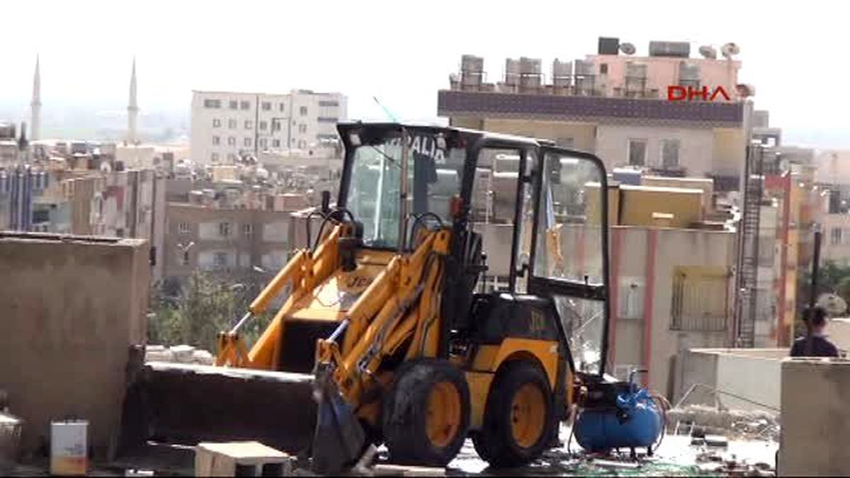 5 Katlı Binanın Çatısına 6 Tonluk İş Makinesi Çıkarıldı